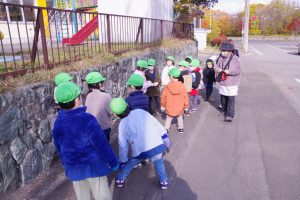 環境教育の一環として幼稚園周辺のゴミ拾いを行いました