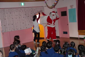 サンタが幼稚園にやってきた